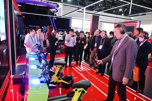 구자은 LS그룹 회장(오른쪽 첫 번째)이 LG전자 Labs존에 있는 개인 이동수단을 무선 급속층전기에 거치하면 리워드를 지급하는 서비스 플랫폼 '플러스팟'을 둘러보고 있다.