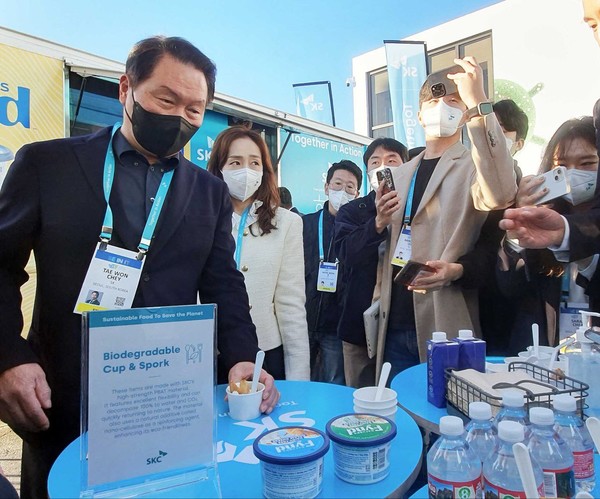 최태원 SK그룹 회장이 지난 6일 미국 라스베이거스에서 열린 'CES 2023' 야외 전시장의 'SK 푸드트럭'에서 발효 단백질로 만든 크림치즈를 시식하고 있다.