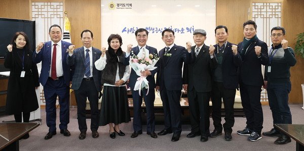 ▲염종현 의장(가운데)가 바르게살기운동협의회 임원진과 기념촬영을 하고 있다.