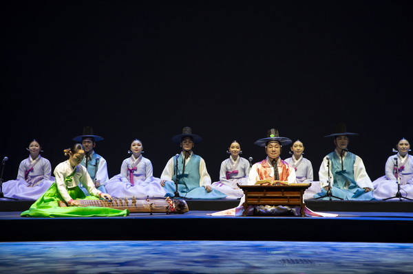 ▲크라운해태제과가 11일 세종문화회관 대극장에서 개최한 '제2회 한음회'에서 '송서 율창 전승자'들이 '송서' 중 '촉석루' 공연을 펼치고 있다