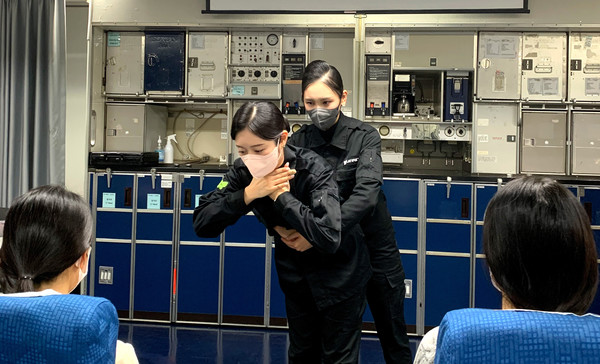 ▲진에어 정기안전훈련에서 하임리히법을 교육하고 있다