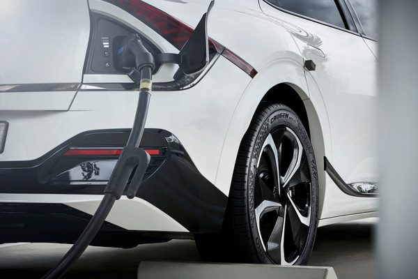 ▲전기차는 일반 내연기관 차량와 다른 특성을 지니고 있기 때문에 이에 맞는 설계와 내구도를 지닌 전용 타이어가 필요하다.