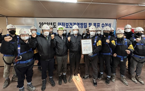 ▲ 최양환 부영그룹 대표(앞 줄 왼쪽에서 네 번째)를 비롯한 임직원들이 중대산업재해 예방을 위한 다짐을 하고 있다.