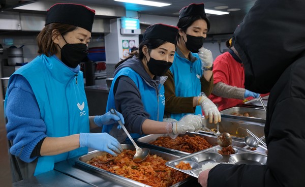 ▲16일 경기도 성남시 노숙인 무료 급식소 ‘안나의집’에서 SPC 임직원들이 배식 봉사활동을 하고 있다