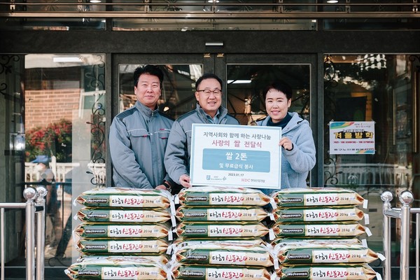 ▲ (왼쪽부터) 김기호 광주화정아이파크 건축공구장, 신왕섭 HDC현대산업개발 상무, 주리애 광주시 동구노인종합복지관장이 광주지역 취약계층 어르신을 위한 쌀 2톤을 기부하고 기념촬영을 하고 있다.