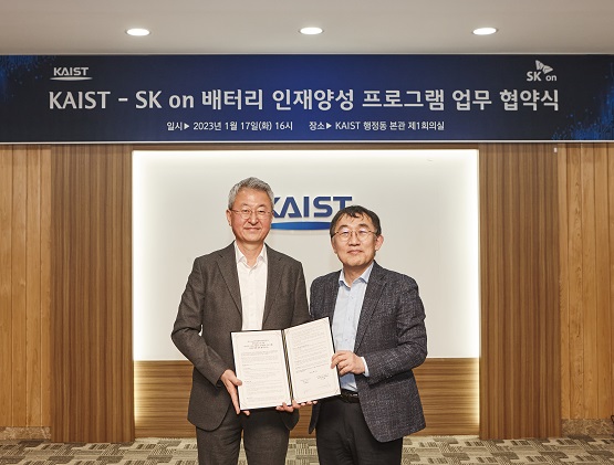 ▲진교원 SK온 사장(왼쪽)과 이승섭 KAIST 부총장