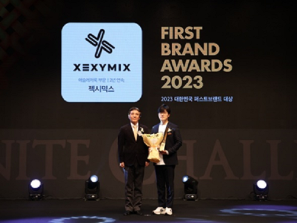 ▲ 한국경제신문 허원순 논설위원(왼쪽)과 브랜드엑스코퍼레이션(브랜드명 ‘젝시믹스’) 이건민 마케팅그룹장(오른쪽)이 기념 촬영하고 있는 모습.