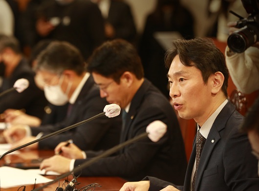 ▲ 이복현 금감원장이 18일 오전 은행장 간담회에 참석해 발언하고 있다.