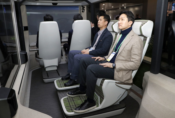 CES 2023에서 글로벌 기업 부스를 방문해 기술을 살펴보고 있는 정기선 대표(사진 오른쪽)