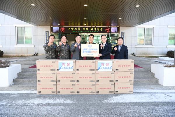 (왼쪽 세번째부터)이병권 부영그룹 고문, 김중호 공군미사일방어사령관, 윤택훈 부영주택 비상계획관 등 관계자들이 위문 물품 전달 후 기념촬영을 하고 있다.
