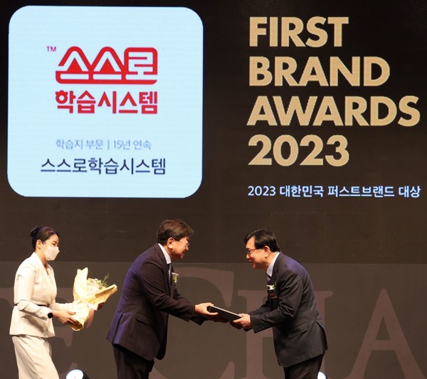 ▲재능e아카데미 백규태 대표(오른쪽)