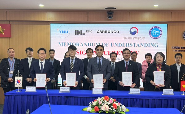 ▲ (왼쪽부터) 김영호 카본코 사업수행실 부장, 김동현 DL이앤씨 플랜트사업본부 실장, 최성웅 강원대학교 부총장, 탕 하이 쩐(Thanh Hai Tran) 하노이광업지질대학교 총장, 안지환 탄소광물화플래그십사업단 단장 등 관계자들이 ‘탄소광물 플래그십 사업 양해각서 체결식’에서 기념촬영을 하고 있다.