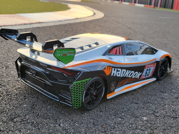 ▲한국타이어 레이싱 타이어 컴파운드를 활용해 개발한 RC카 타이어를 장착한 경주용 차량.