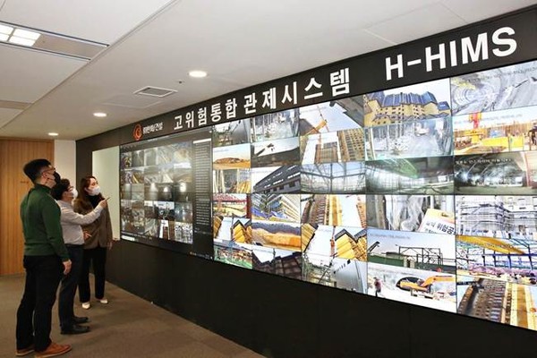 ▲ ㈜한화 건설부문이 구축한 고위험 통합관제시스템 모니터링룸에서 직원들이 모니터링을 하고 있다.