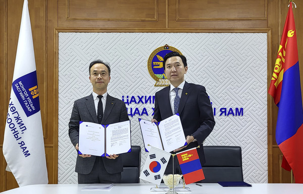 ▲ KT 문성욱 글로벌사업실장(왼쪽)과 몽골 디지털개발부 오츠랄 니암오소르(Uchral Nyam-Osor) 장관