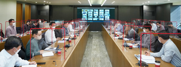 ▲BNK경남은행 최홍영 은행장을 비롯한 경영진과 본부 부서 부서장들이 2023년 신규 사업을 공유하기 위해 DSC(디지털전략위원회)에 참여하고 있다.