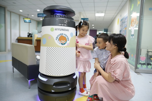 서울아산병원 신관 1층 어린이병원에서 운영되고 있는 현대로보틱스 방역로봇