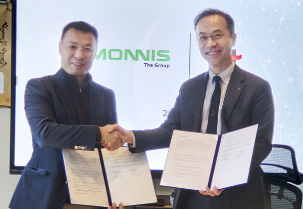 ▲ KT 문성욱 글로벌사업실장(오른쪽)과 몽골 몬니스 그룹 출룬바토르 바즈(Chuluunbaatar Baz) 회장(왼쪽)이 협약을 마치고 기념촬영.