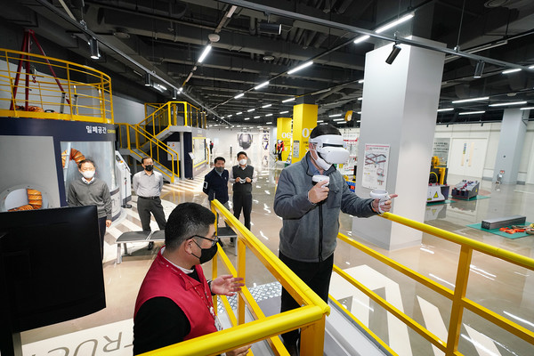 ▲ 박현철 롯데건설 부회장이 안전체험관에서 철골VR 안전체험 교육을 받고 있다.