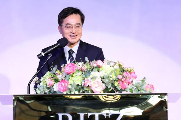 ▲김동연 경기지도사가 2023년 경기여성지도자 신년인사회에서 인사말을 하고 있다.