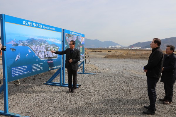 ▲ 조승환 해양수산부 장관(오른쪽에서 두 번째)이 묘도 에코에너지 허브 개발계획을 듣고 있다.