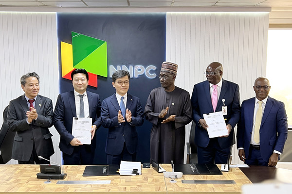 ▲ 조승일 대우건설 플랜트사업본부장(왼쪽 3번째)과 나이지리아측 인사들이 계약 체결 후 기념 촬영을 하고 있다.