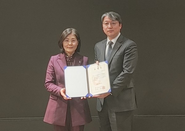 ▲LG전자 박영은 고객가치혁신CS전략/지원담당(상무, 오른쪽)가 김경의 한국소비자원 상임이사에게 표창장을 받고 있다.