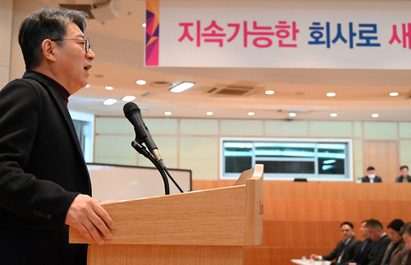 ▲쌍용차 곽재선 회장이 2023년 목표달성 결의대회에 참석한 임직원 및 대리점 대표들에게 신년사를 하고 있다.