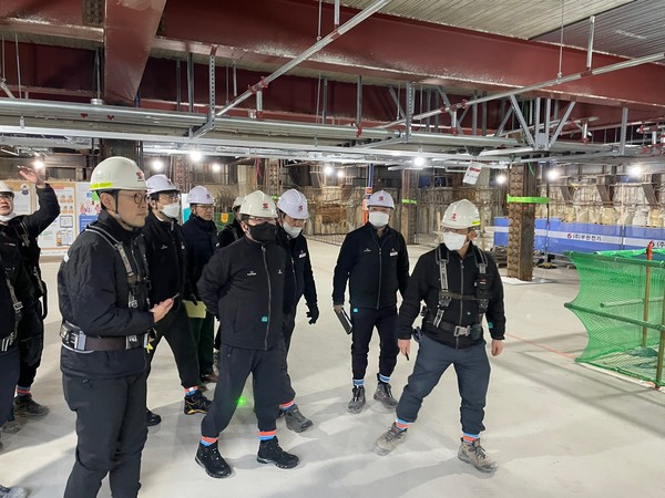 ▲ 김인수 쌍용건설 사장(가운데)과 관계자들이 오금 아남 아파트 리모델링 현장을 방문해 현장 점검을 하고 있다.