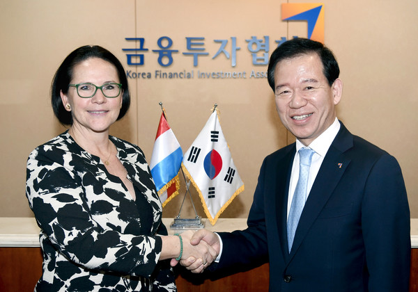 ▲6일 금융투자협회에서 열린 간담회에서 유리코 베케스 룩셈부르크 재무장관(왼쪽)과 서유석 금융투자협회장이 기념사진을 찍고 있다.