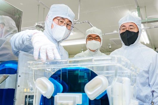 ▲ 이석용 농협은행장(맨 오른쪽)이 7일 주식회사 윈팩을 방문해 회사 관계자로부터 설명을 듣고 있다.