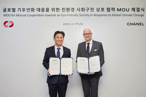 ▲7일 오후 1시 샤넬코리아 서울 사무실에서 김영문 동서발전사장(왼쪽)과 스테판 블랑샤르 샤넬코리아 대표이사(오른쪽)가 '글로벌 기후변화 대응을 위한 친환경 사회구현 상호 협력 MOU'를 체결했다.
