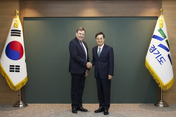 ▲김동연 지사(오른쪽)가 위팅데일 특사와 기념촬영을 하고 있다.