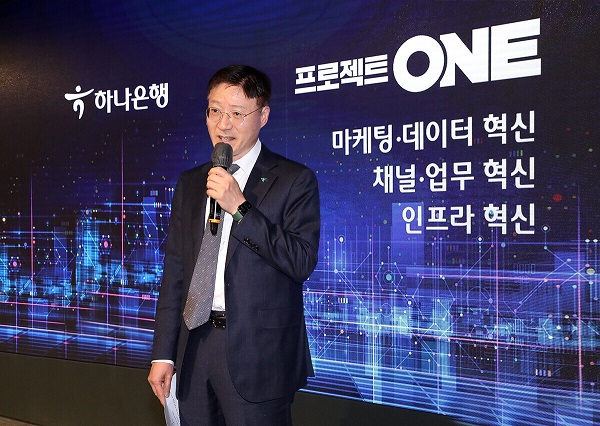 ▲하나은행 을지로 본점에서 이승열 행장이 손님 중심의 1등 ICT 시스템 구축을 당부하고 있다.