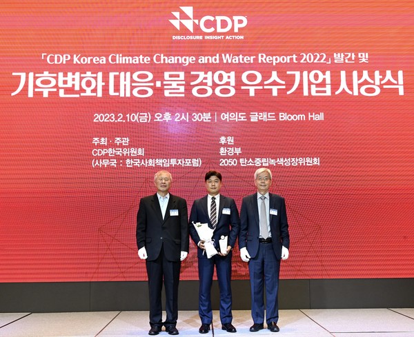 ▲한국조선해양이 CDP 한국위원회가 주관하는 '2022년 기후변화 대응 및 물 경영 우수기업 시상식'에서 '탄소경영 특별상'을 수상했다(사진 가운데 한국조선해양 류희진 상무).