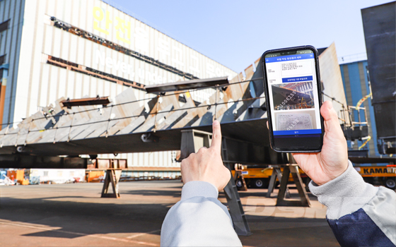 ▲고위험 작업 안전사고 예방시스템 앱을 통해 작업현장 상황을 실시간 확인하고 있는 모습.