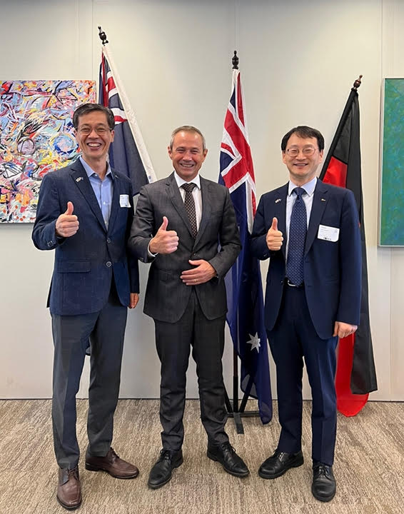 ▲포스코 김용수 구매투자본부장이 로저 쿡 서호주 부수상과 만나 HBI 프로젝트에 대한 협력과 지원을 요청했다. (왼쪽부터) 포스코 서지원 원료1실장, 로저 쿡 서호주 부수상, 포스코 김용수 구매투자본부장.