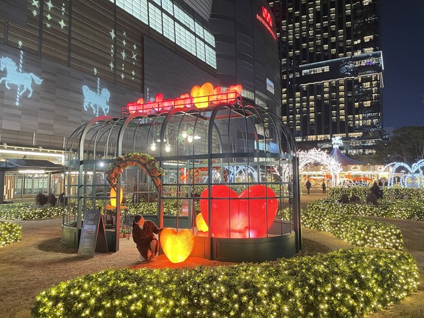 ▲ 롯데월드타워 앞에 설치된 샤롯데 가든 ‘로맨틱 그린하우스’