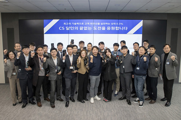 ▲삼성전자서비스 대표이사 송봉섭 부사장이 CS 달인에 선정된 임직원에게 상패를 수여하는 모습