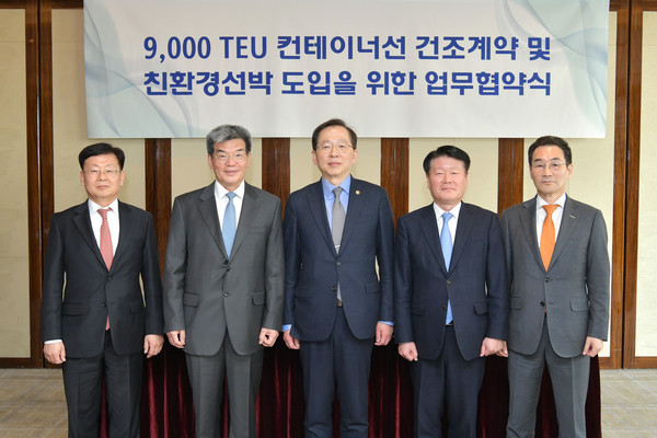 ▲한국조선해양이 14일(화) 서울 웨스틴조선호텔에서 HMM과 9,000TEU급 메탄올추진 컨테이너선 7척에 대한 건조계약을 체결했다. 왼쪽부터 박승용 현대중공업 선박해양영업본부 대표, 가삼현 한국조선해양 부회장, 조승환 해양수산부 장관, 김경배 HMM 사장, 유상철 HJ중공업 대표.