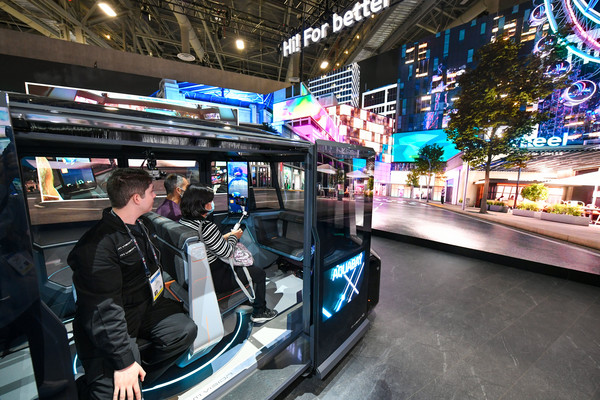 ▲현대모비스는 임직원들의 연구활동을 장려하고, 미래 모빌리티 우수기술 특허 확보를 통해 지식재산경영활동을 강화하고 있다. 지난 CES 2023에서 관람객들이 현대모비스의 유망 특허 기술들이 탑재된 미래형 콘셉트카 엠비전 시리즈를 체험하고 있는 모습.