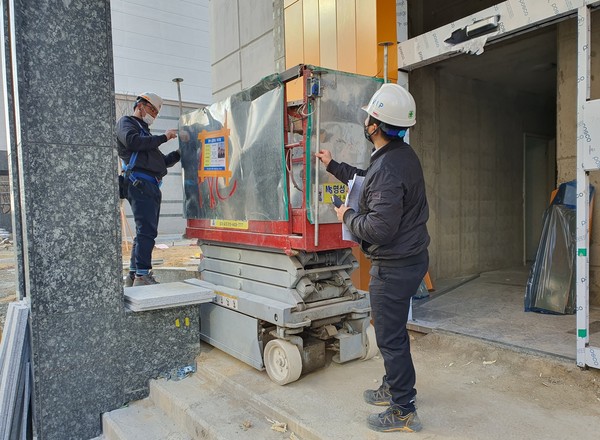 ▲ 부영그룹 본사 안전관리부 직원들이 고소작업대 방호장치 점검을 하고 있다.