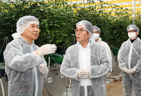 ▲이제훈 홈플러스 사장(가운데)과 조영호 새봄네트윅스 대표이사(왼쪽)