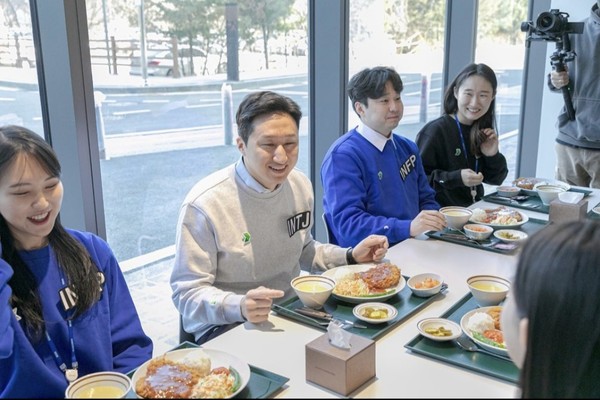 ▲정기선 HD현대 CEO는 한국조선해양 신입사원과 MBTI 토크를 가지는 등 소통을 강화하고 있다. [출처-HD현대 인스타그램]