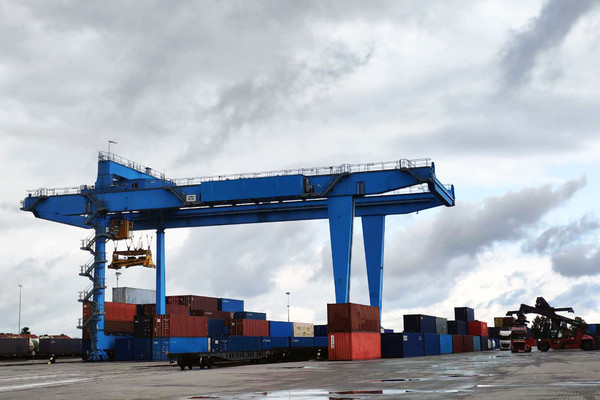 ▲폴란드 마와슈비츠(Małaszewicze)에서 철송으로 운송된 화물을 하역하고 있는 모습.