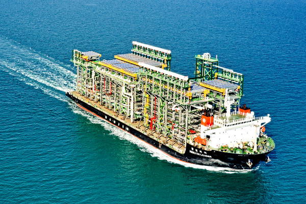 ▲해상운송을 담당하는 '한진리더호'가 중량 모듈을 운송하는 모습