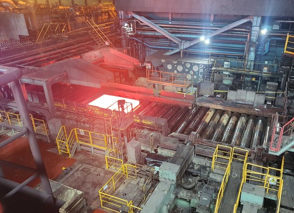 ▲후판은 선박 제조에 필수적이기 때문에 철강업계와 조선업계 간에 가격 협상이 치열하다. [출처-포스코]