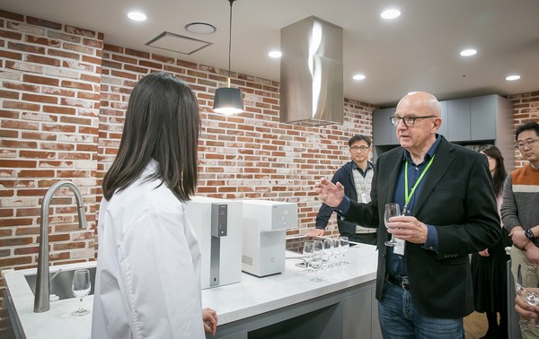 ▲물맛 분야의 세계적 권위자인 마이클 마스카 박사가 지난 21일 코웨이 환경기술연구소를 방문했다.