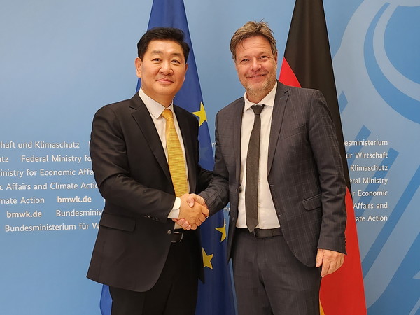 ▲왼쪽부터 삼성전자 DX부문장 한종희 부회장,  로베르트 하베크 독일 부총리