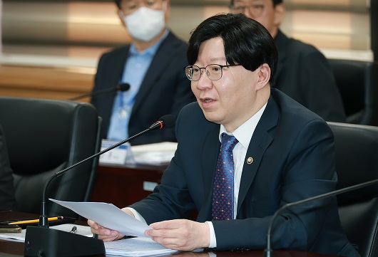 ▲ 김소영 금융위원회 부위원장이 지난 2일 오후 열린 은행권 경영·영업 관행·제도 개선 TF 회의에서 은행권 경쟁촉진 및 구조개선 관련 사항에 대해 논의하고 있다.